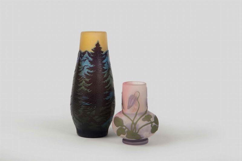 Emile Gallé, France, 1900 ca. A small cameo glass vase with a decor of violets and another cameo glass vase  - Auction 20th Century Decorative Arts - I - Cambi Casa d'Aste
