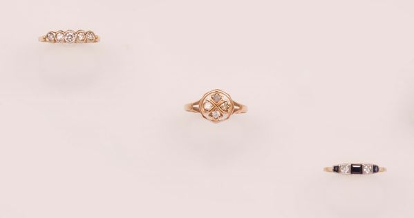 Lotto composto da tre anelli con diamanti di vecchio taglio e piccoli zaffiri