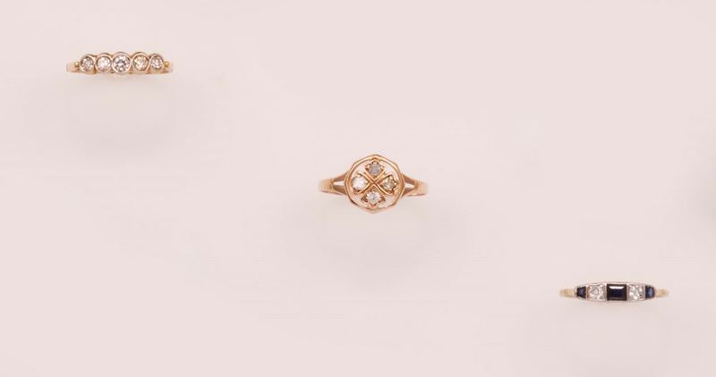 Lotto composto da tre anelli con diamanti di vecchio taglio e piccoli zaffiri  - Asta Vintage, Gioielli e Orologi - Cambi Casa d'Aste