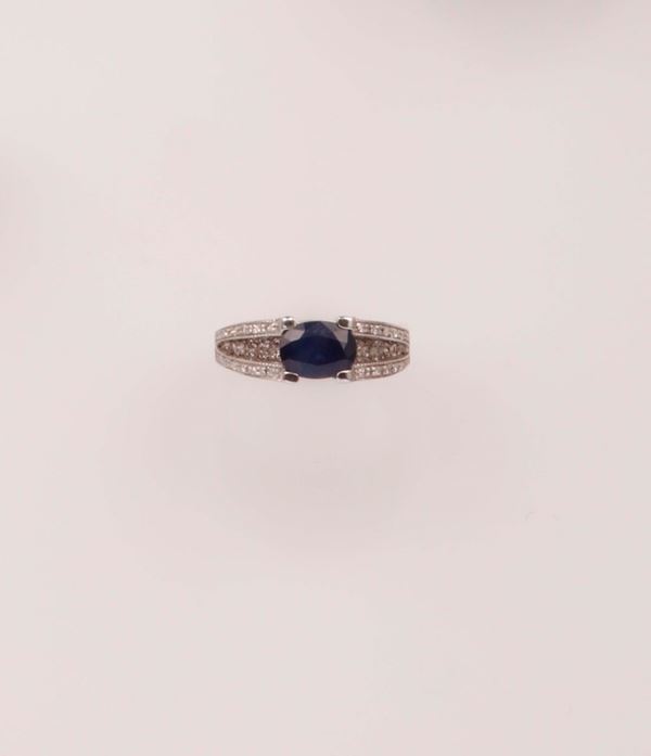 Anello con zaffiro taglio ovale di ct 1,55 circa e diamanti