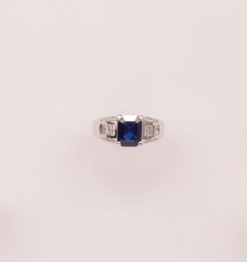 Anello con zaffiro taglio smeraldo di ct 2,30 circa e diamanti  - Auction Vintage, Jewels and Watches - Cambi Casa d'Aste