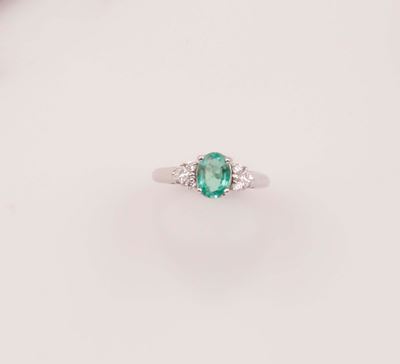 Anello con Smeraldo Taglio Ovale di Ct 1,00 Circa e Diamanti Taglio Carré e Brillante