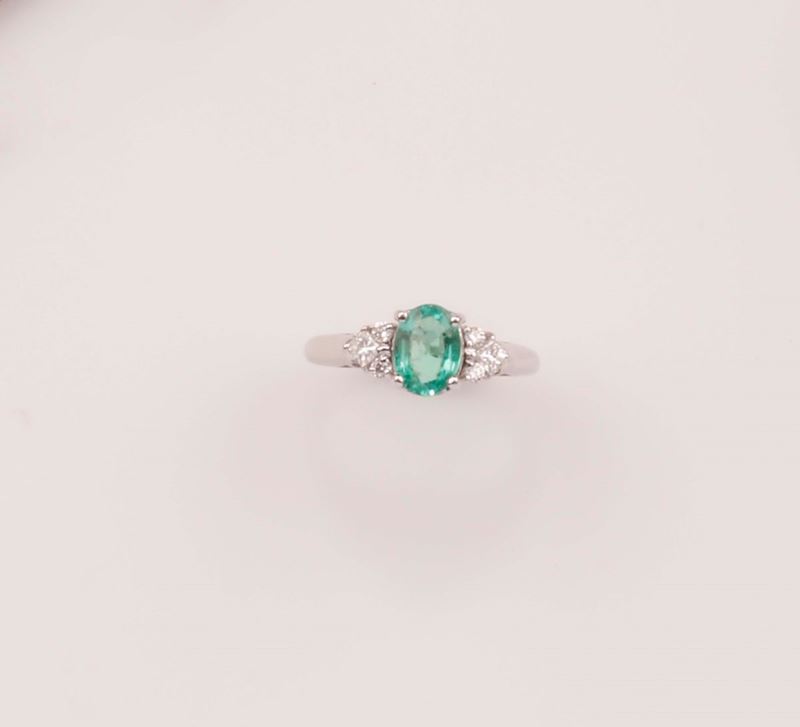 Anello con smeraldo taglio ovale di ct 1,00 circa e diamanti taglio carré e brillante  - Asta Vintage, Gioielli e Orologi - Cambi Casa d'Aste
