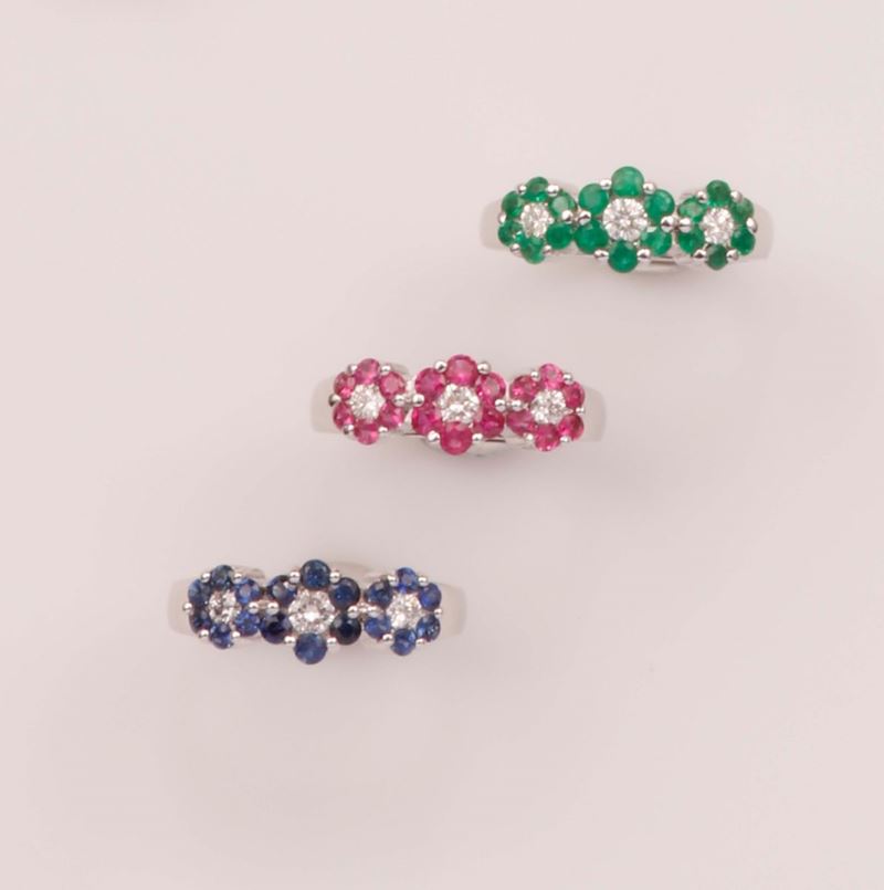 Lotto composto da tre anelli fiori con smeraldi, rubini, zaffiri e diamanti  - Auction Vintage, Jewels and Watches - Cambi Casa d'Aste