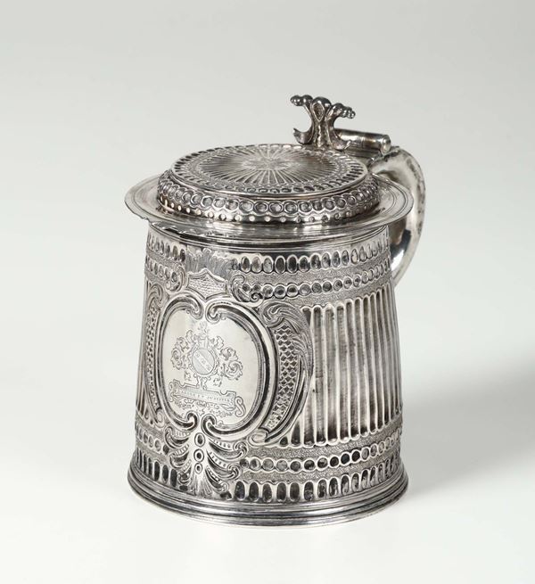 Tankard in argento sbalzato, bolli inglesi non pertinenti, XX secolo
