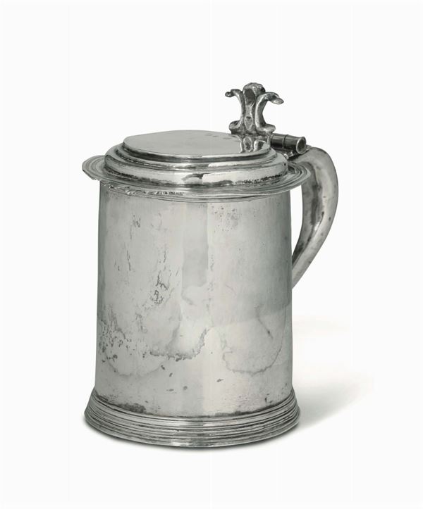 A tankard in molten, embossed and engraved silver. London 1699-1700, Silversmith Robert Cooper