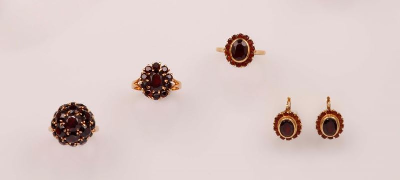 Lotto composto da parure con granati comprendente un anello ed un paio di orecchini e due anelli con granati  - Asta Vintage, Gioielli e Orologi - Cambi Casa d'Aste