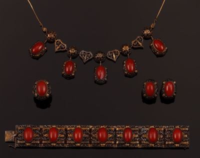 Parure Composta da Girocollo, Bracciale, Anello ed Orecchini con Corallo Rosso Taglio Cabochon