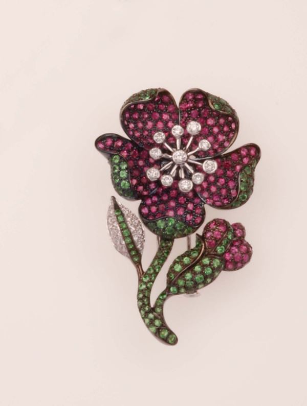 Spilla a soggetto floreale con rubini, tzavoriti e diamanti