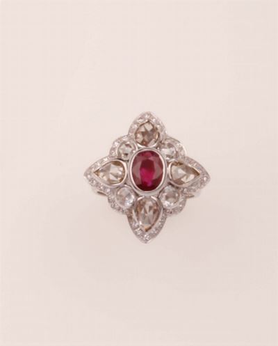 Anello con Rubino Centrale e Diamanti Taglio Rosa D'olanda