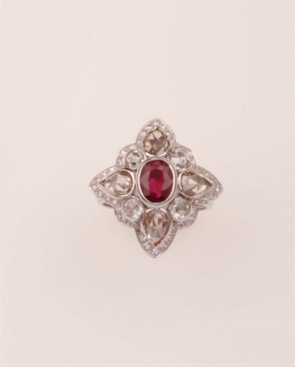 Anello con rubino centrale e diamanti taglio rosa d'Olanda