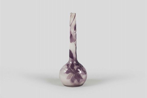 Gallé, France, 1900 ca. A large bulb-shaped vase with a tall neck in cameo glass with a floral decor