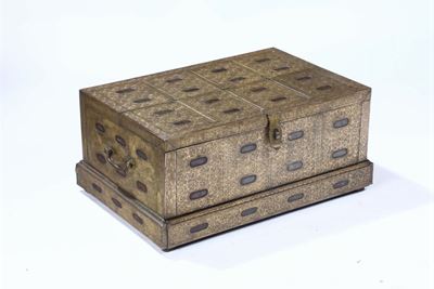 Baule in Legno Interamente Rivestito in Rame Dorato, XVIII Secolo