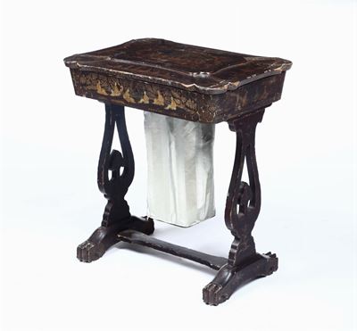 Tavolino da Lavoro in Legno Ebanizzato e Dipinto a Chinoiserie, XIX Secolo