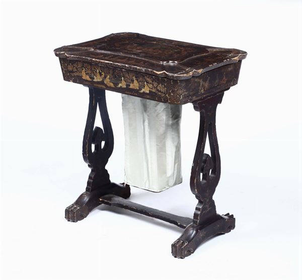 Tavolino da lavoro in legno ebanizzato e dipinto a chinoiserie, XIX secolo