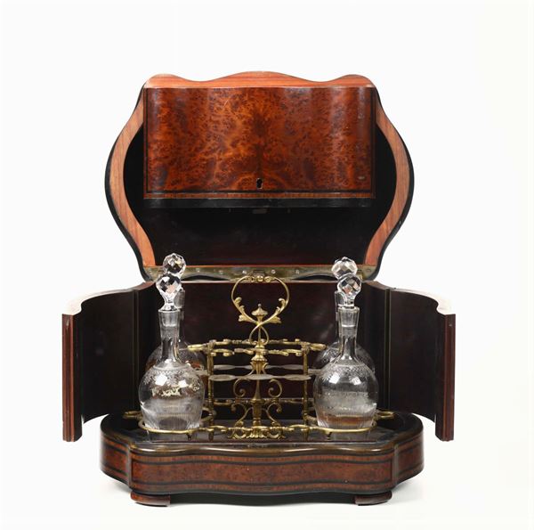 Scatola portaliquori lastronata in radica con ampolle in cristallo, XIX secolo