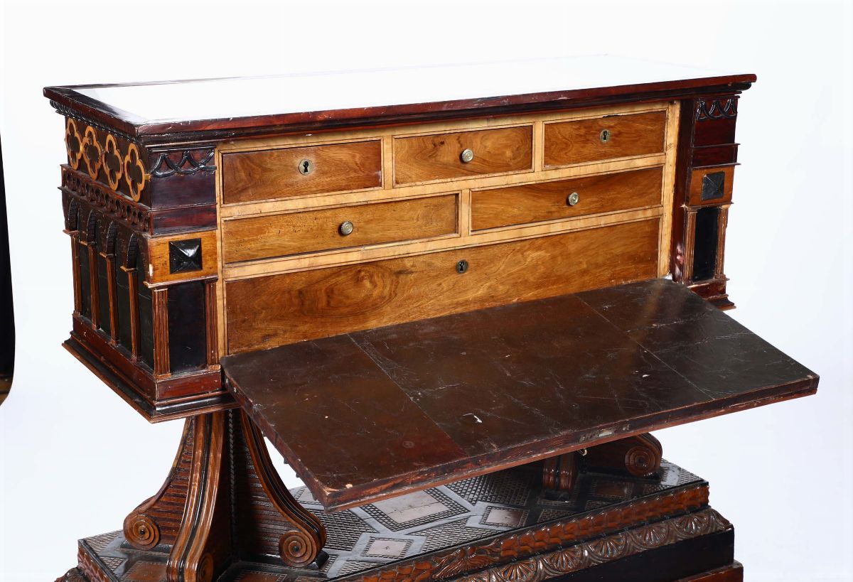 Mobile Neogotico in Legno Scolpito, XIX-XX Secolo