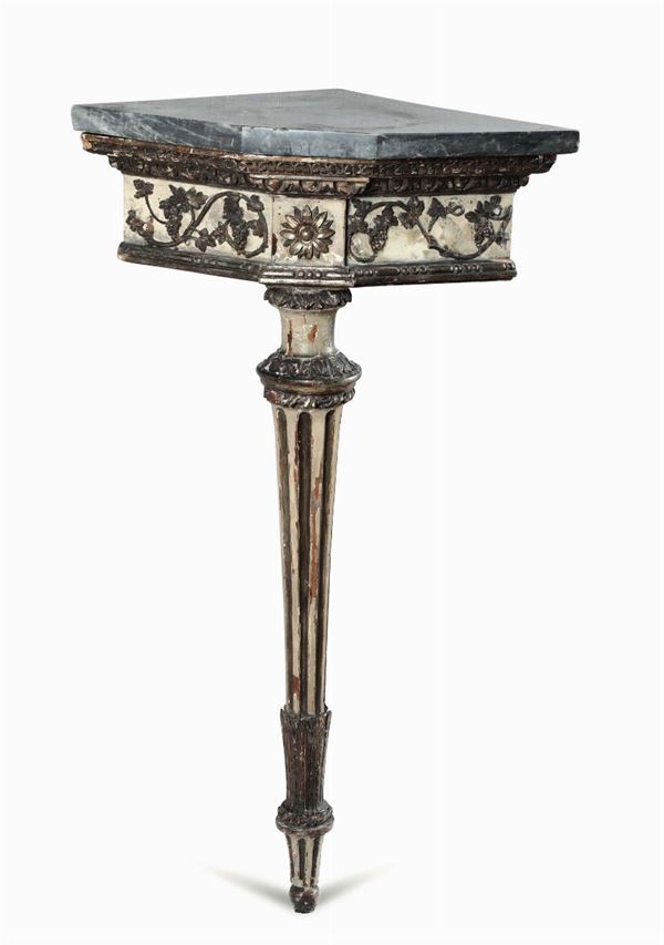 Angoliera in legno intagliato, dipinto e dorato, fine XVIII secolo