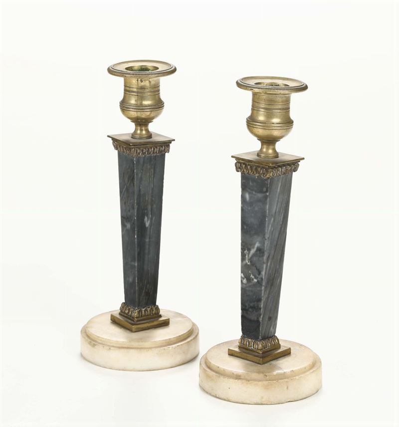 Coppia di candelieri in marmo grigio e bianco, XIX secolo  - Auction Fine Art - Cambi Casa d'Aste