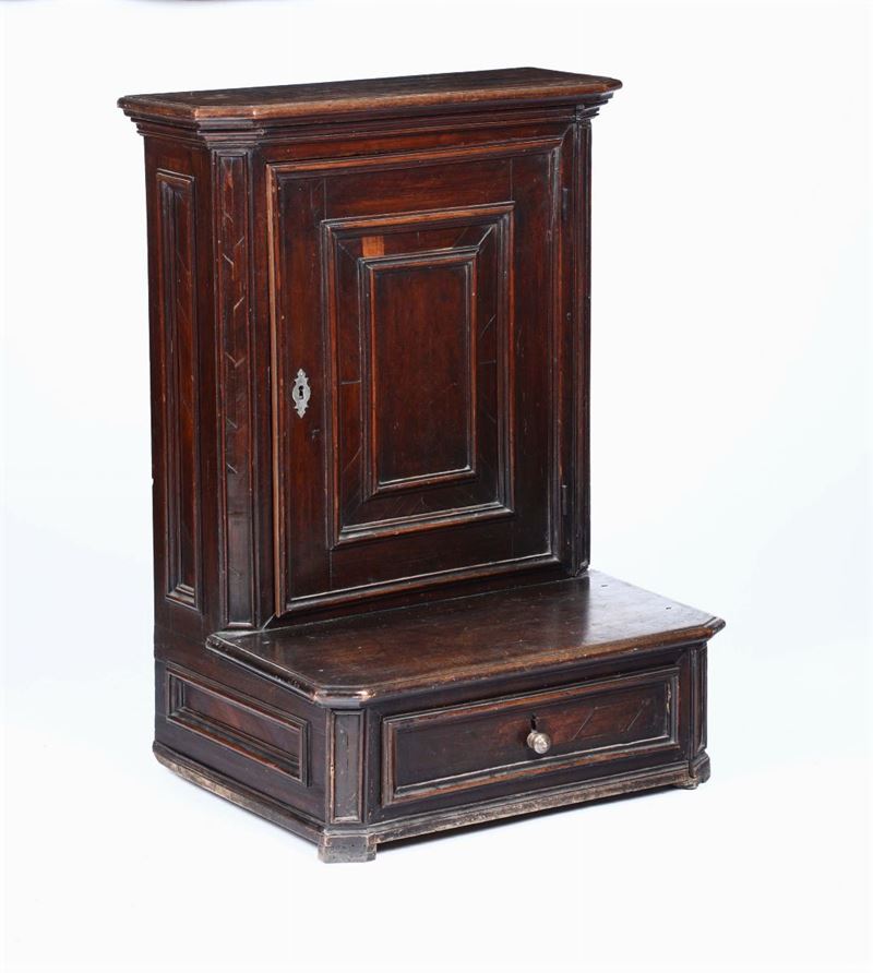 Inginocchiatoio in noce ad un'anta pannellata, XIX secolo  - Asta Antiquariato - Cambi Casa d'Aste