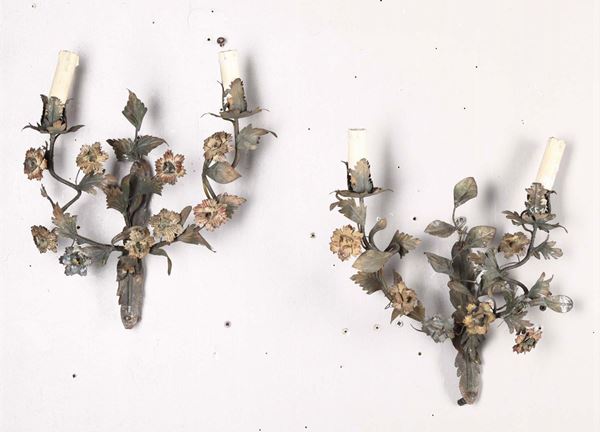 Coppia di appliques a due luci in metallo dipinto, XVIII-XIX secolo