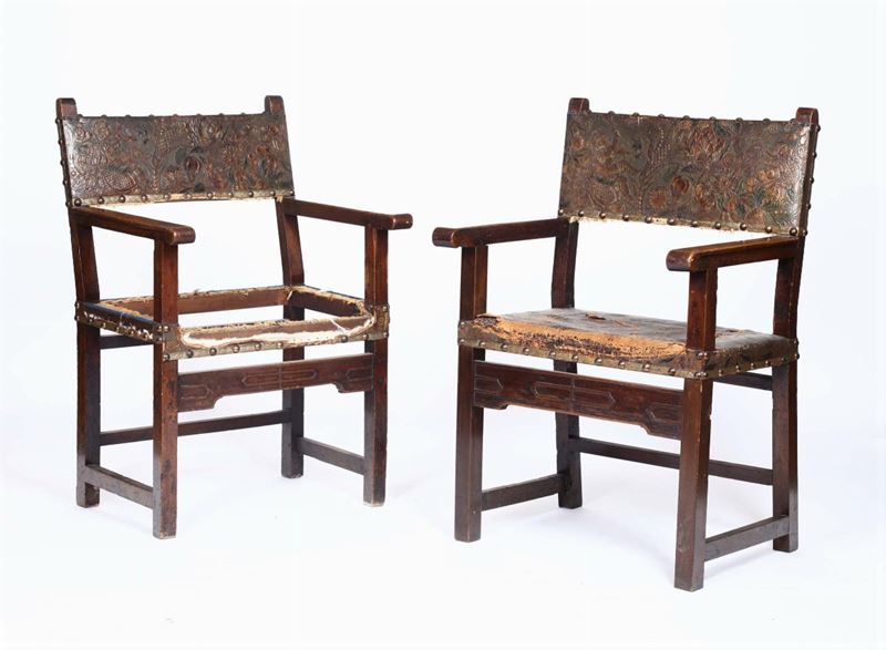 Coppia di poltrone in legno e cuoio, XVIII secolo  - Auction Fine Art - Cambi Casa d'Aste