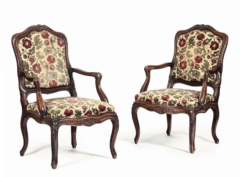 Coppia di poltrone Luigi XV in noce intagliato, Genova metà XVIII secolo  - Asta Antiquariato - Cambi Casa d'Aste
