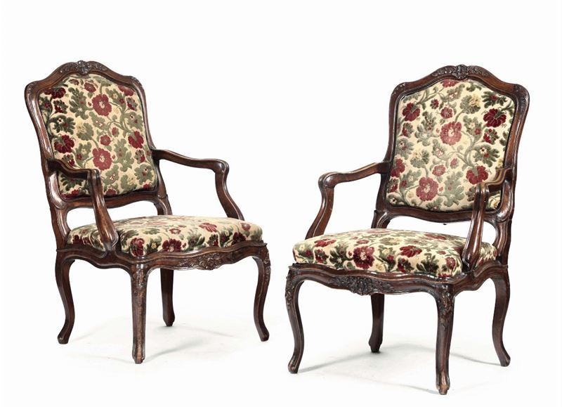Coppia di poltrone Luigi XV in noce intagliato, Genova metà XVIII secolo  - Asta Antiquariato - Cambi Casa d'Aste