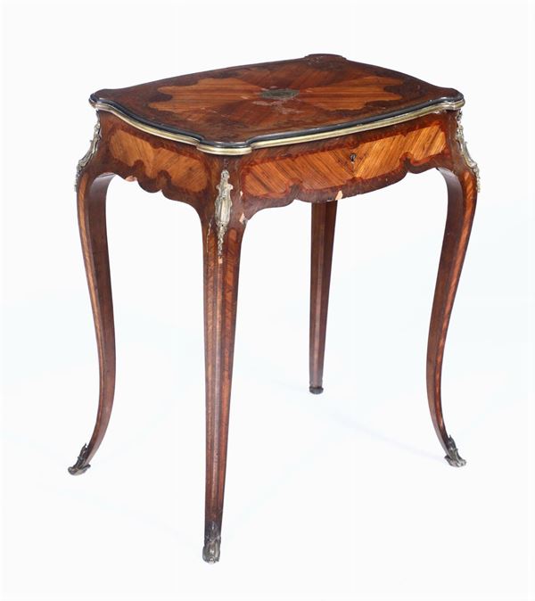 Tavolo-scrittoio Napoleone III in legno lastronato ed intarsiato, XIX secolo