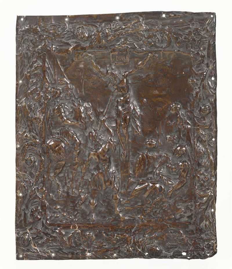 Placca in rame sbalzato con Crocifissione, XVIII secolo  - Asta Antiquariato - Cambi Casa d'Aste