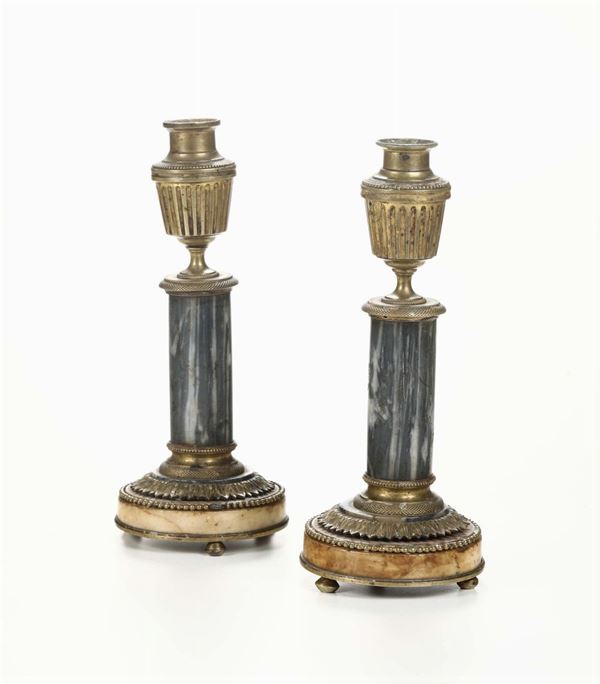 Coppia di candelieri in bronzo dorato e marmo grigio, XIX secolo