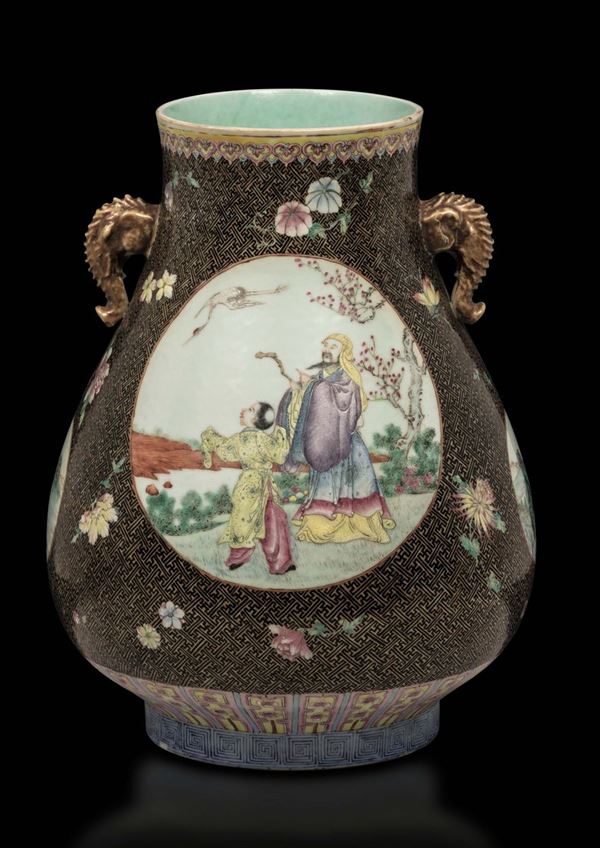 Vaso in porcellana a smalti policromi a doppia ansa con riserve raffiguranti attendenti e fanciulli con oche, Cina, Dinastia Qing, fine XIX secolo