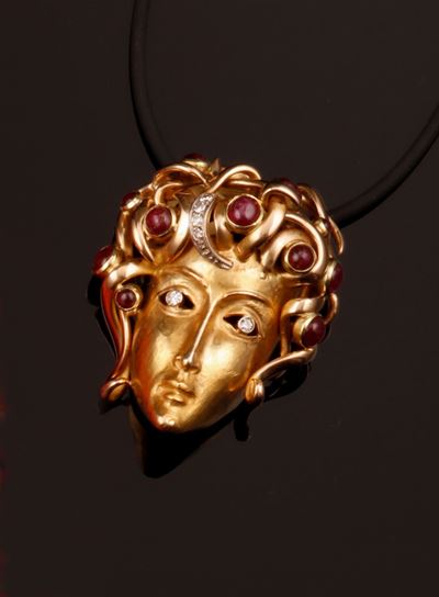 Pendente Medusa con Diamanti e Rubini Taglio Cabochon