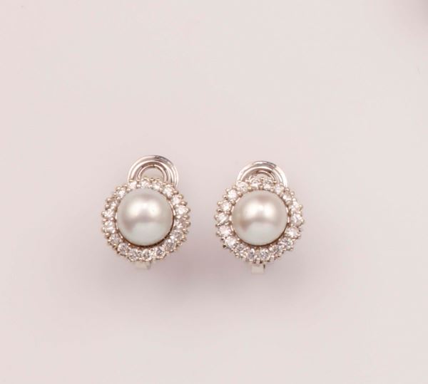 Orecchini con perle coltivate e piccoli diamanti a contorno