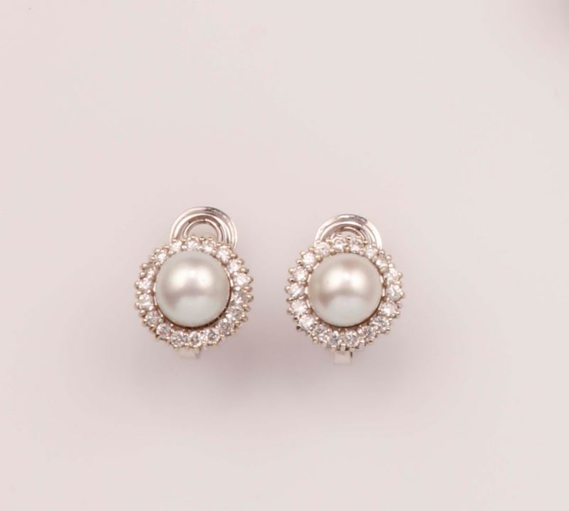 Orecchini con perle coltivate e piccoli diamanti a contorno  - Asta Vintage, Gioielli e Orologi - Cambi Casa d'Aste