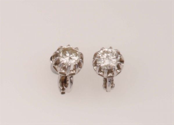 Pair of old-cut diamonds weighing 1,30 carats approx.