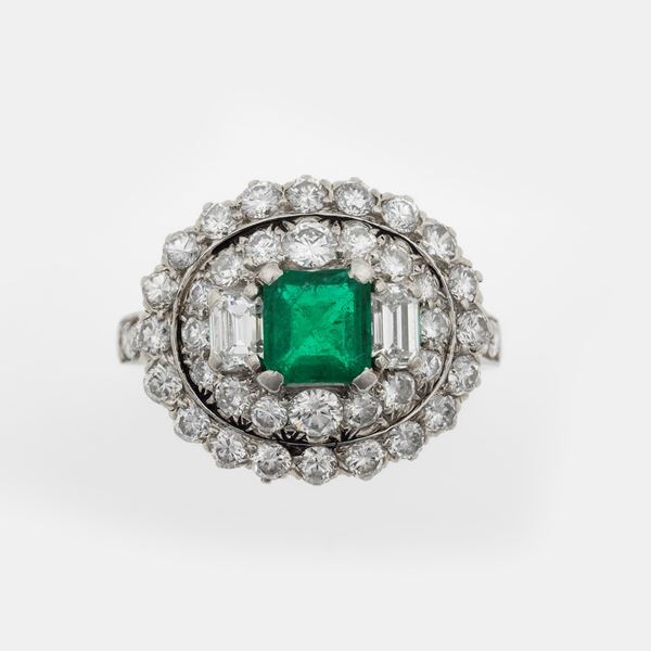 Anello con smeraldo centrale di ct 0.70 circa e diamanti a contorno per ct 1.60 circa