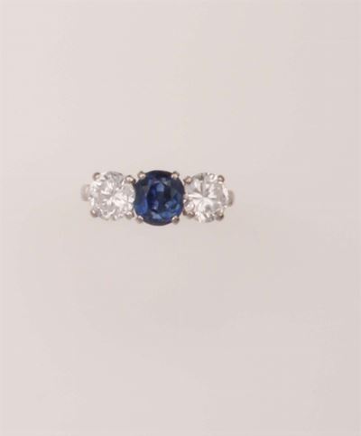 Anello con Zaffiro di Ct 2,30 Circa e Due Diamanti Taglio Brillante per Ct 2,65 Circa Totali