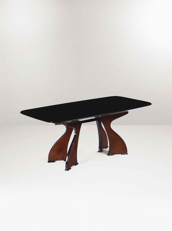 Tavolo con struttura in legno e piano in vetro.