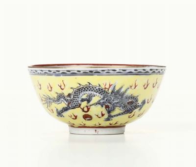 Piccola Ciotola in Porcellana con Drago su Fondo Giallo, Cina, XX Secolo
