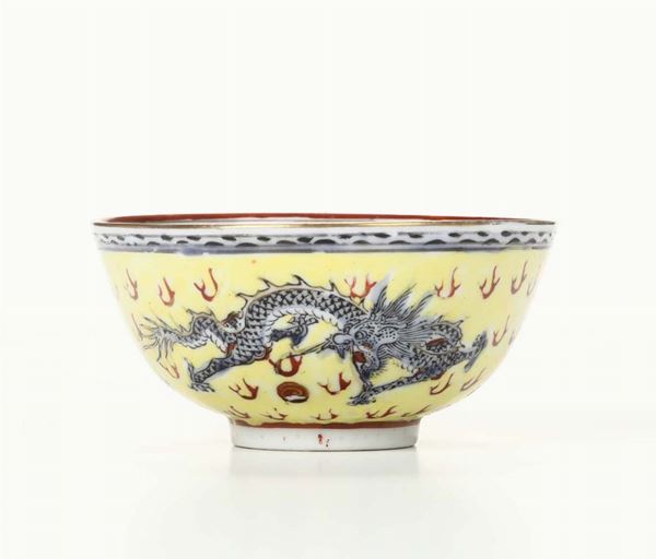 Piccola ciotola in porcellana con drago su fondo giallo, Cina, XX secolo