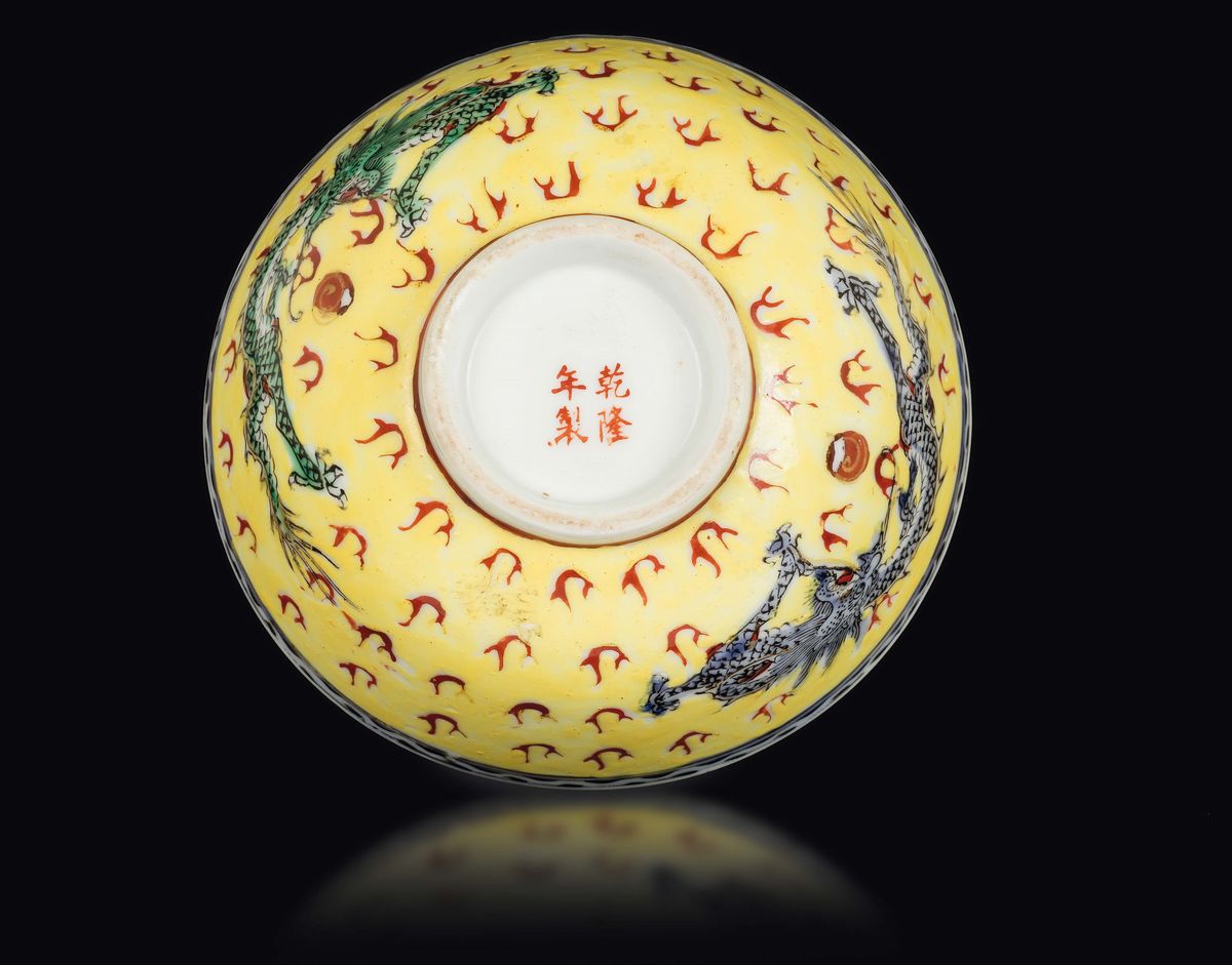 Piccola Ciotola in Porcellana con Drago su Fondo Giallo, Cina, XX Secolo