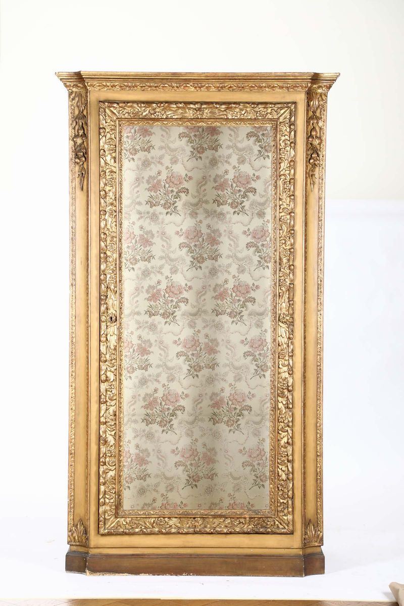 Vetrina ad un’anta in legno intagliato e dorato, XIX secolo  - Asta Antiquariato - Cambi Casa d'Aste