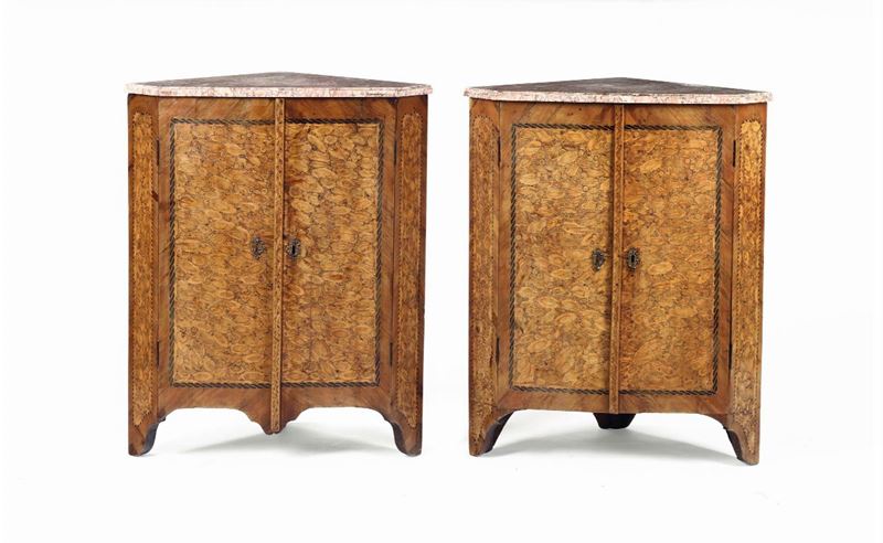 Coppia di angoliere a due ante lastronate e dintarsiate, XVIII-XIX secolo  - Asta Antiquariato - Cambi Casa d'Aste