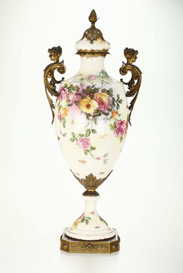 Vaso in porcellana decorato in policromia con rose