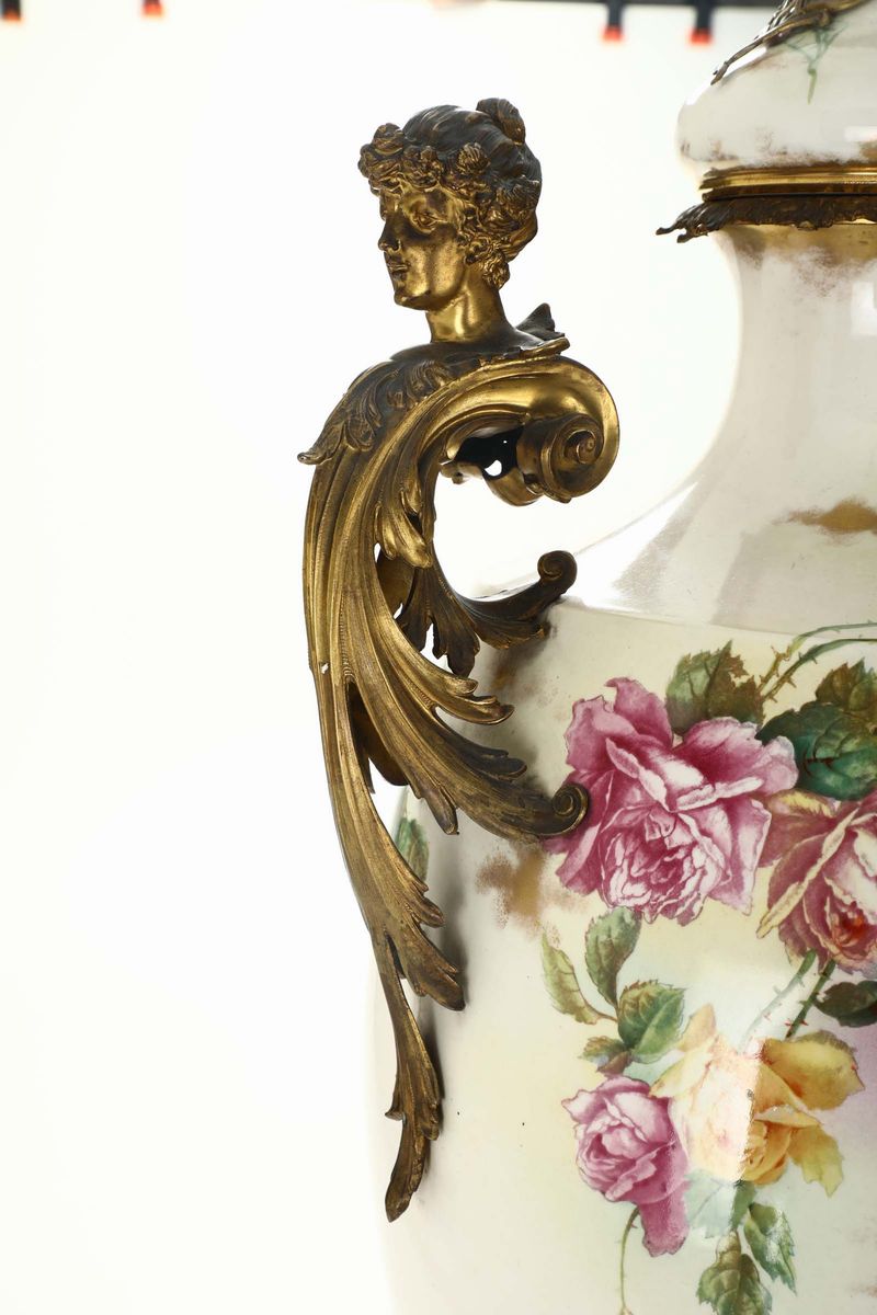 Vaso in Porcellana Decorato in Policromia con Rose