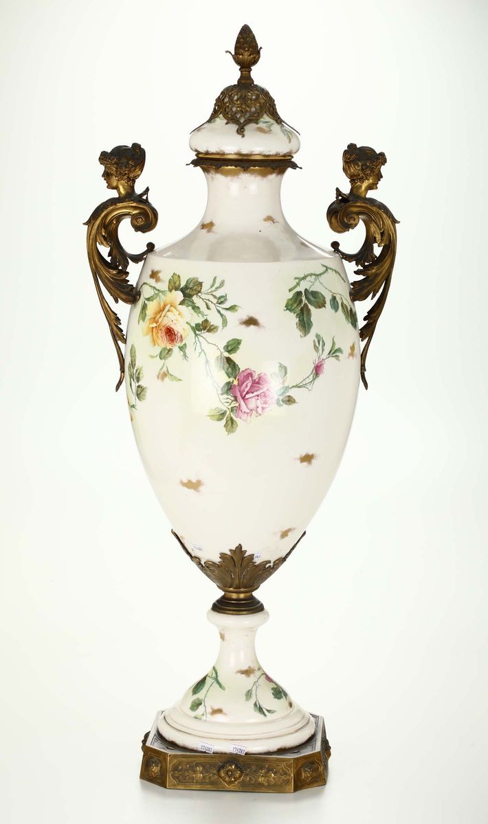 Vaso in Porcellana Decorato in Policromia con Rose