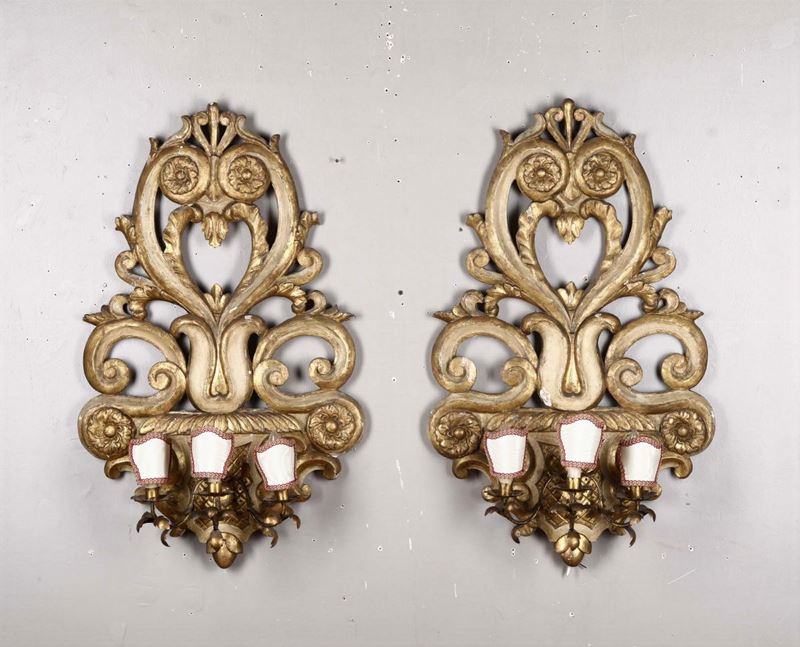 Coppia di appliques a tre luci in legno intagliato, laccato e dorato, fine XVIII secolo  - Auction Fine Art - Cambi Casa d'Aste