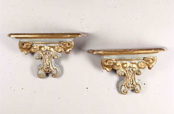 Coppia di mensole in legno intagliato, laccato e dorato, XIX secolo