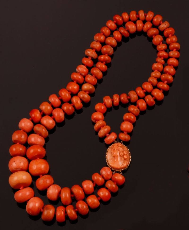 Two strands of coral beads graduating necklace  - Auction Fine Coral Jewels - I - Cambi Casa d'Aste
